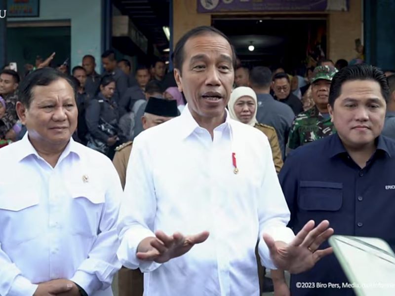 Presiden Jokowi bersama Menteri Pertahanan Prabowo Subianto dan Menteri BUMN Erick Thohir memberikan keterangan pers di Kabupaten Malang.