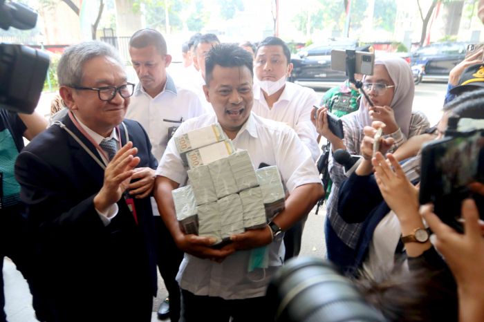 Maqdir Ismail (jas hitam) pengacara dari Irwan Hermawan dalam kasus korupsi BTS Bakti Kominfo, membawa uang sebesar Rp27 miliar ke Kejaksaan