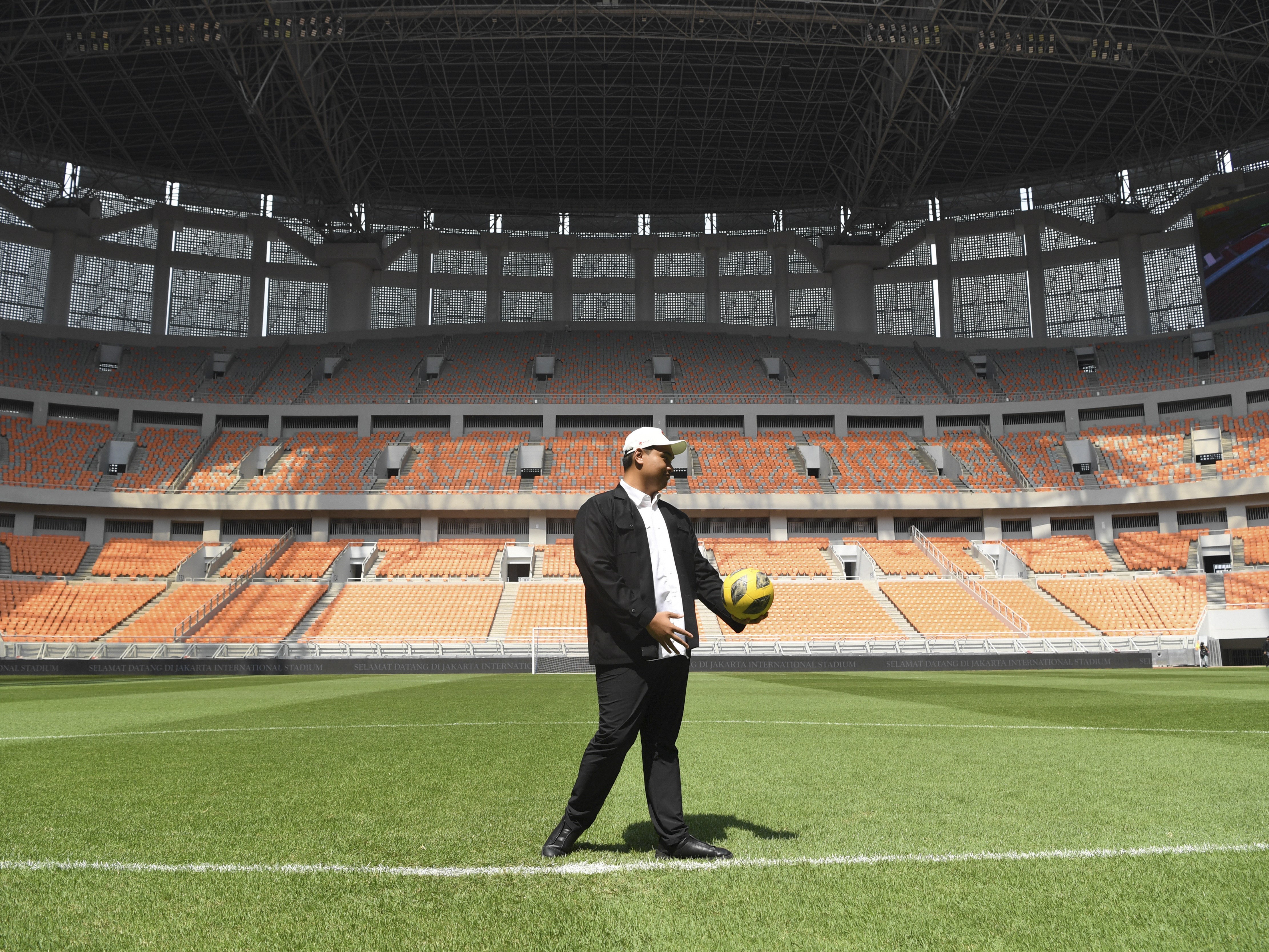 Menteri Pemuda dan Olahraga Dito Ariotedjo membawa bola saat meninjau Jakarta International Stadium (JIS) di Papanggo, Tanjung Priok.
