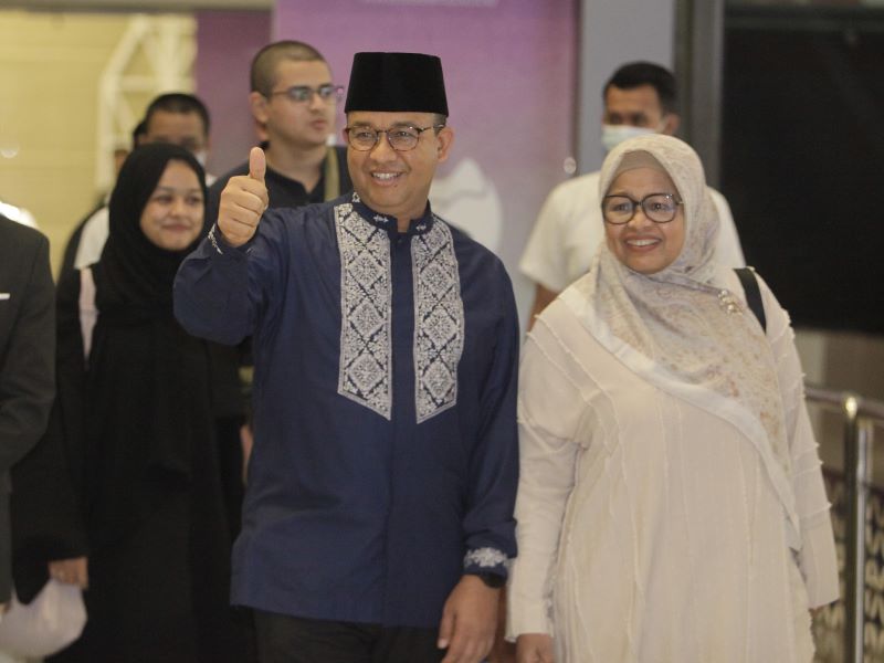 Anies Baswedan disambut relawan setibanya dari ibadah haji.