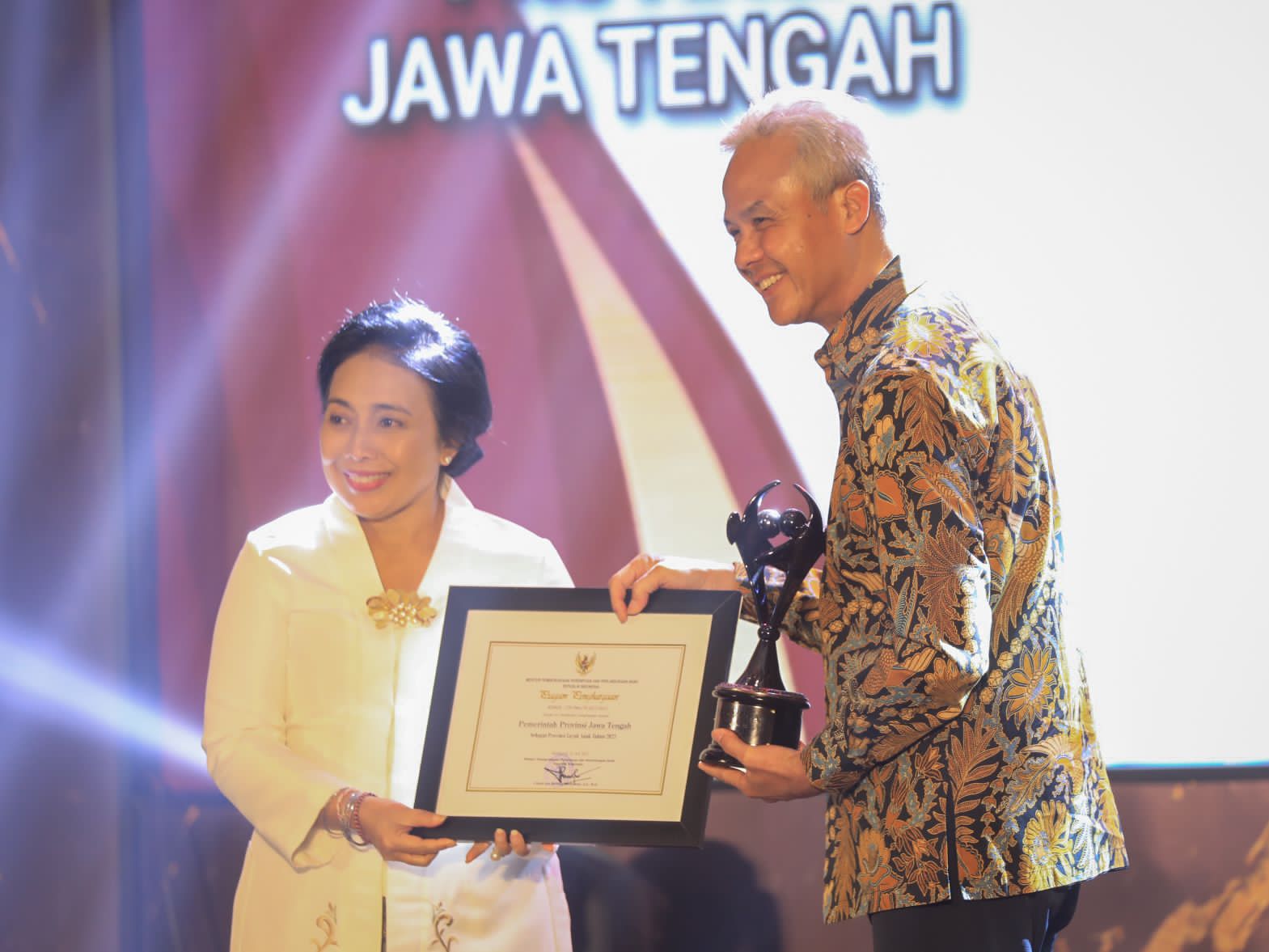 Gubernur Jawa Tengah Ganjar Pranowo menerima penghargaan Provinsi Layak Anak dari Kementerian PPPA