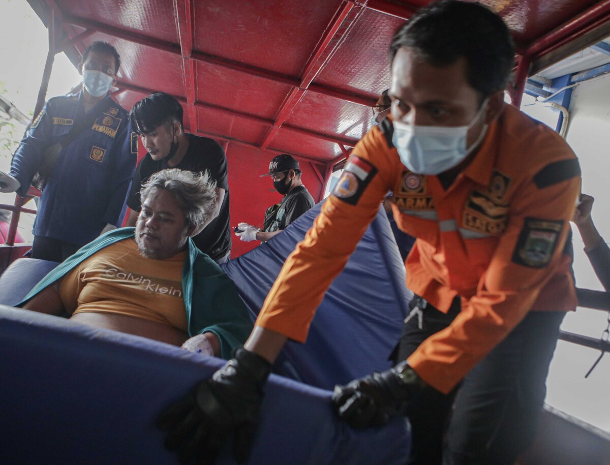 Penderita obesitas Cipto Raharjo saat pertama kali dievakuasi oleh petugas pemadam kebakaran.