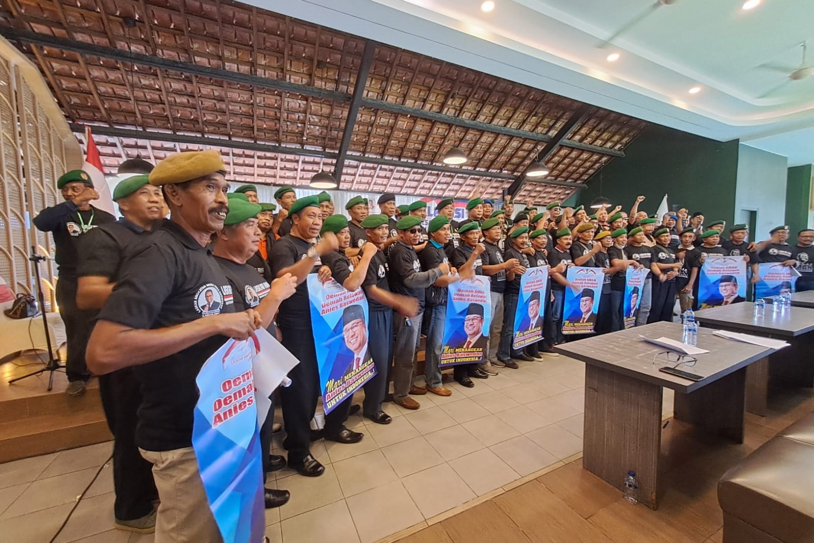 Ratusan keluarga besar purnawirawan TNI dan Polri di Jawa Tengah mendeklarasikan dukungan kepada Anies Baswedan sebagai calon presiden.