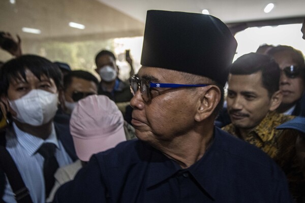 Pimpinan Pondok Pesantren Al Zaytun Panji Gumilang (tengah).