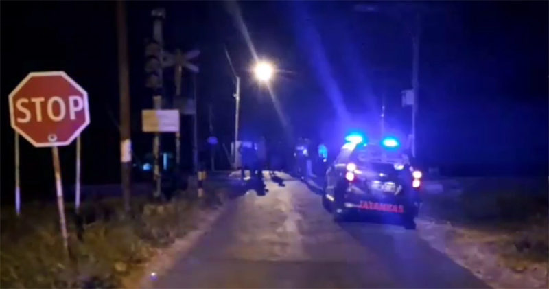 Sebuah minibus tertabrak kereta api saat melintasi perlintasan tanpa palang pintu di Jombang, Jawa Timur. Kecelakaan itu mengakibatkan enam 