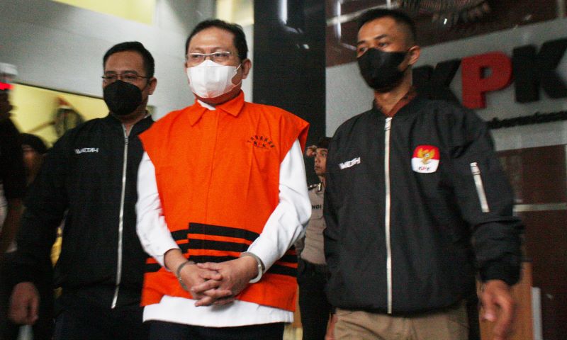  Tersangka Sekretaris Mahkamah Agung (MA) Hasbi Hasan memakai rompi tahanan KPK.