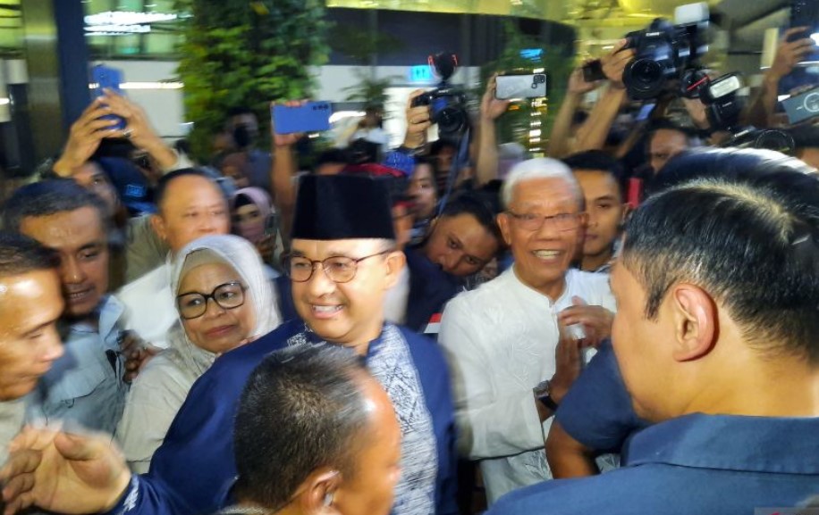 Anies Baswedan didampingi istri saat tiba di Terminal 3 Bandara Soetta, Tangerang, Banten, Rabu (12/7) dini hari.