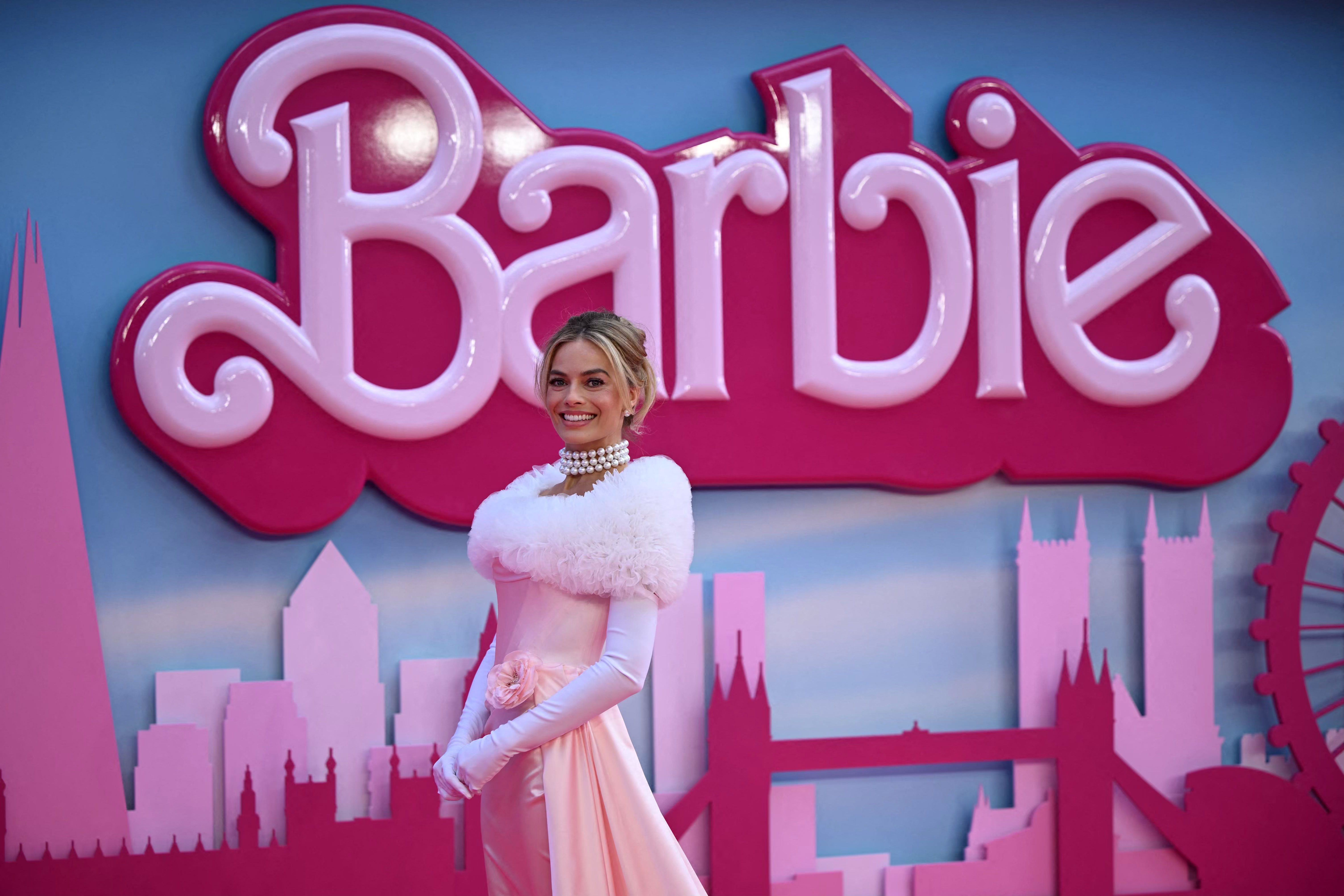 Aktris Margot Robbie ketika menghadiri pemutaran perdana film Barbie di London, Inggris