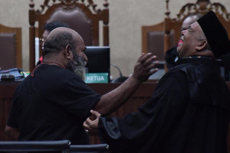 Pengacara Lukas Enembe mengatakan kliennya sakit dan tengah dirawat di RSPAD Gatot Soebroto.