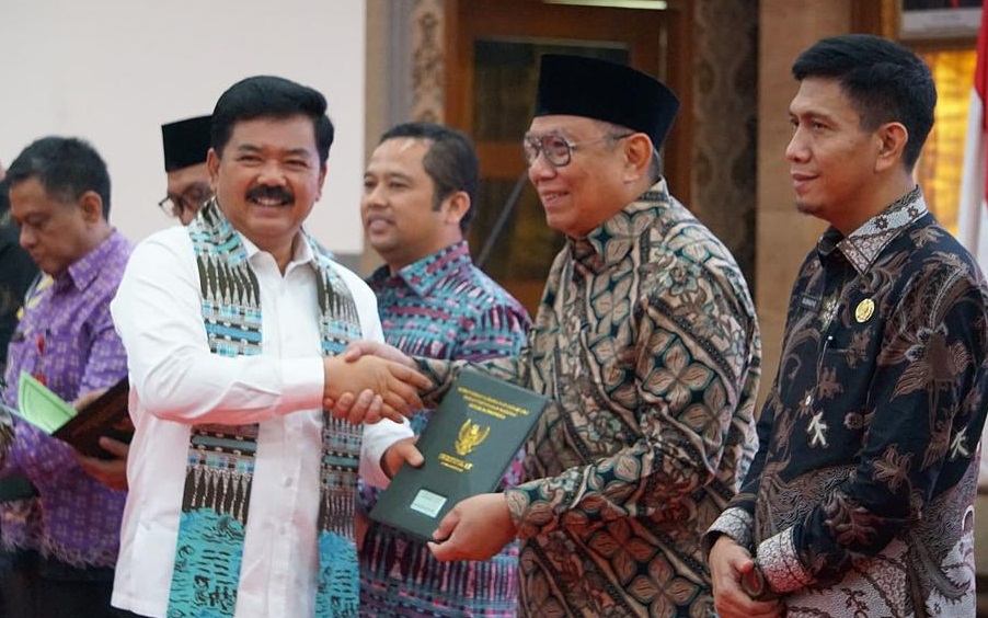 Wali Kota Tangerang Selatan Benyamin Davnie (dua kanan) dan Menteri ATR/Kepala BPN Hadi Tjahjanto (kiri). 