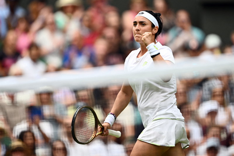 Petenis Ons Jabeur berhasil bangkit dari ketinggalan dan mengalahkan juara bertahan Elena Rybakina.