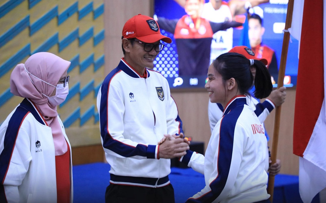 Plt) Dirjen Dikti Ristek Nizam (tengah) saat pelepaskan kontingen Indonesia ke The FISU World University Games XXXI, Selasa (25/7).
