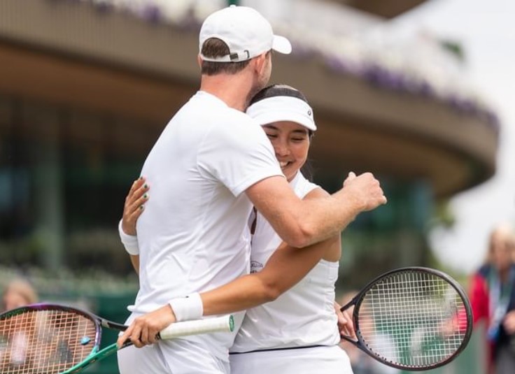 Petenis Indonesia Aldila Sutjiadi dan pemain Belanda Matwe Middelkoop.