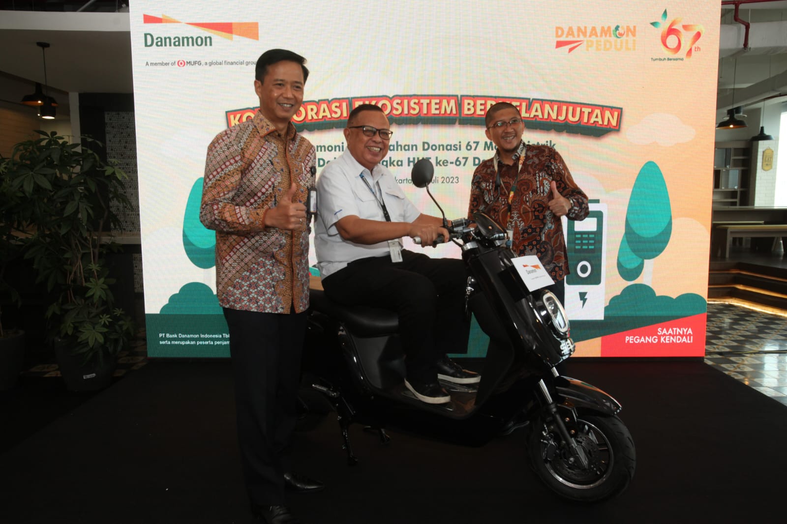 Donasi motor listrik dari Bank Danamon