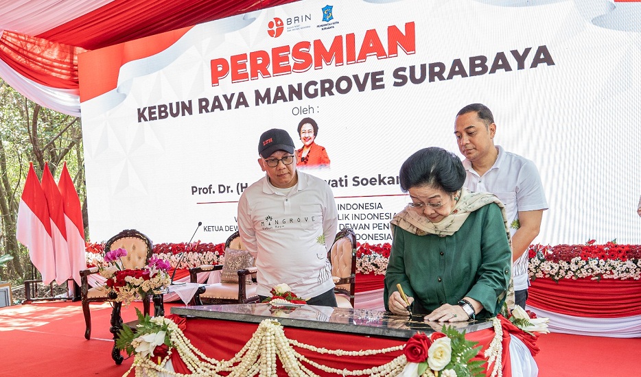 Megawati Soekarnoputri menandatangani prasasti saat peresmian Kebun Raya Mangrove di Gunung Anyar, Kota Surabaya, Jawa Timur, Rabu (26/7).