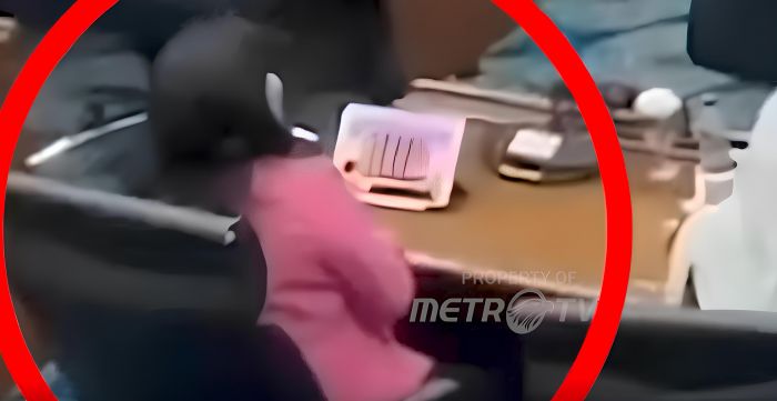 Anggota DPRD DKI Jakarta Fraksi PDIP Cinta Mega yang dipecat akibat main judi online slot saat Paripurna.