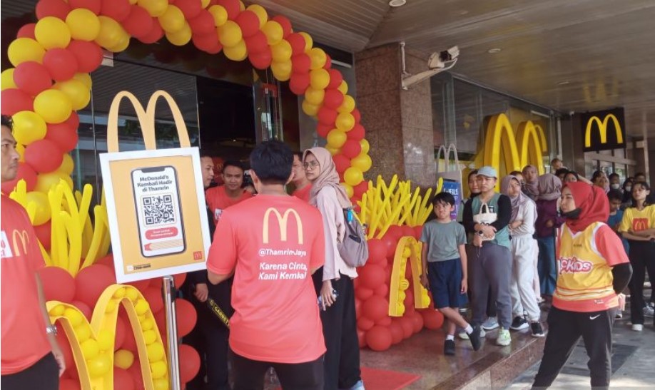 Konsumen mengantre untuk masuk ke gerai McDonald's Thamrin Jaya, yang baru diresmikan di Jakarta, Minggu (16/7).