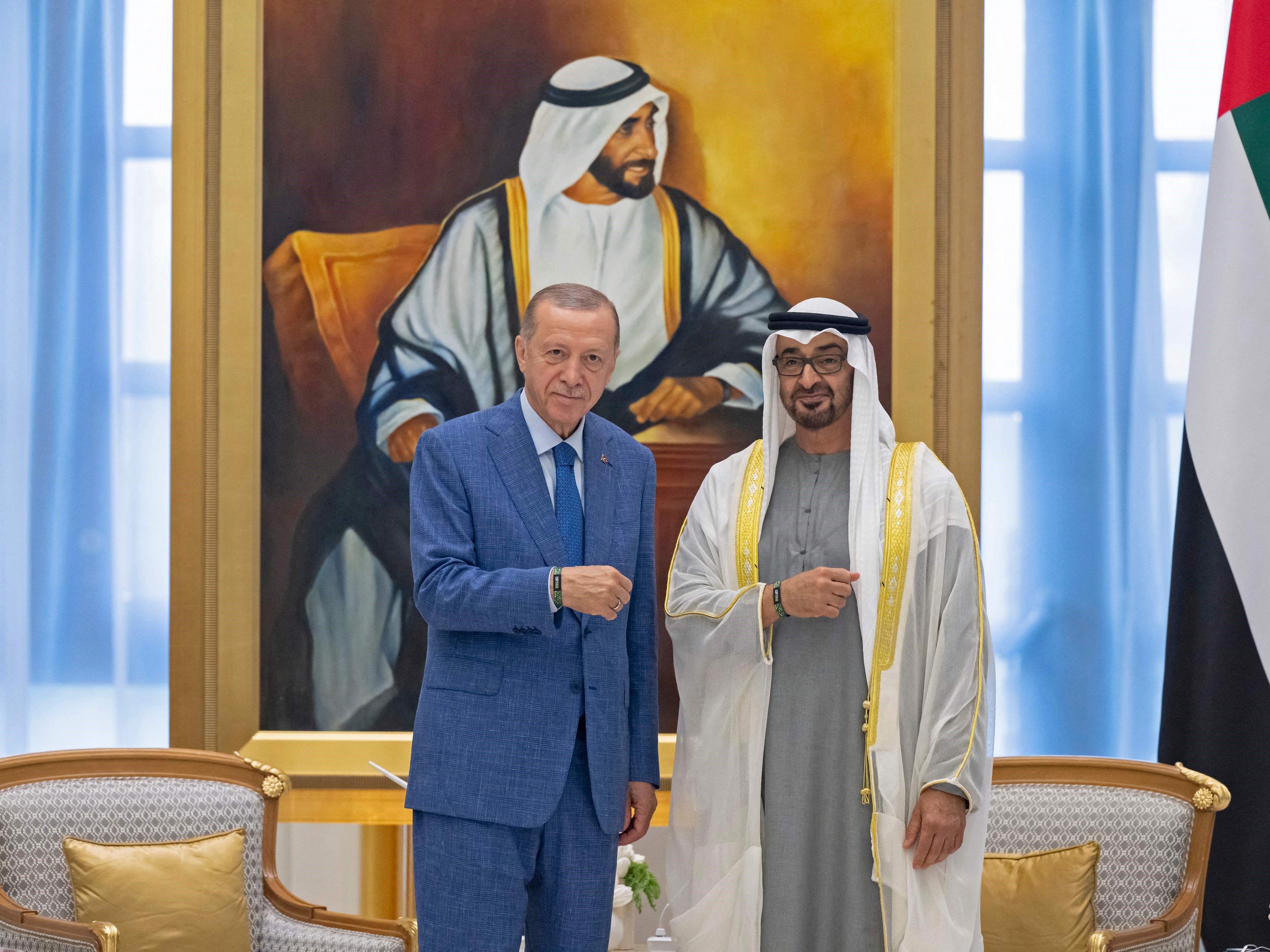 Presiden UEA Mohamed bin Zayed al-Nahyan (kanan) dan Presiden Turki Recep Tayyip Erdogan.