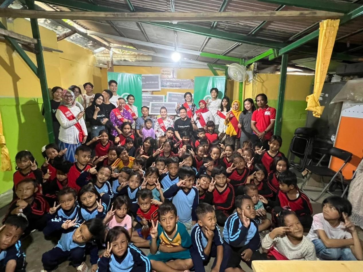 Coinex Charity melakukan kunjungan ke Jovin Smart School untuk bertemu sekaligus membantu siswa kurang mampu di sekolah tersebut.