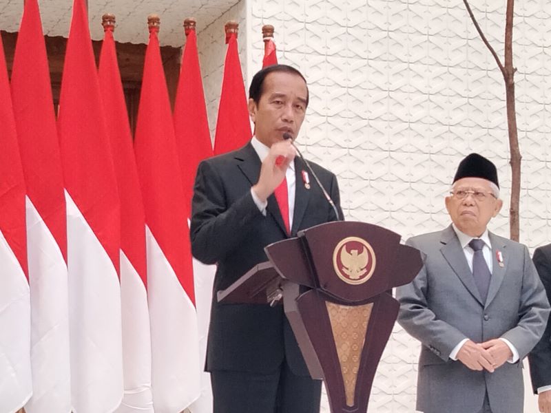 Presiden Jokowi memberikan pernyataan pers di Bandara Halim Perdanakusuma, Jakarta.
