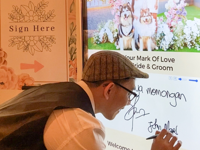 Seorang tamu memberikan ucapan selamat kepada Jojo dan Luna yang baru saja menikah