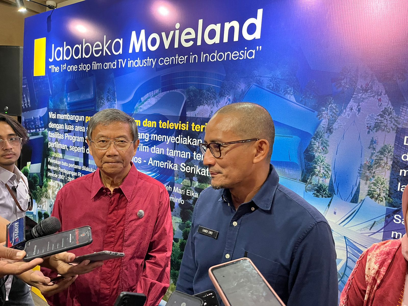 Founder dan Chairman PT Jababeka, Setyono Djuandi Darmono (Kiri) besama Menparekraf Sandiaga Uno (Kanan) dalam peresmian Jababeka Movieland.