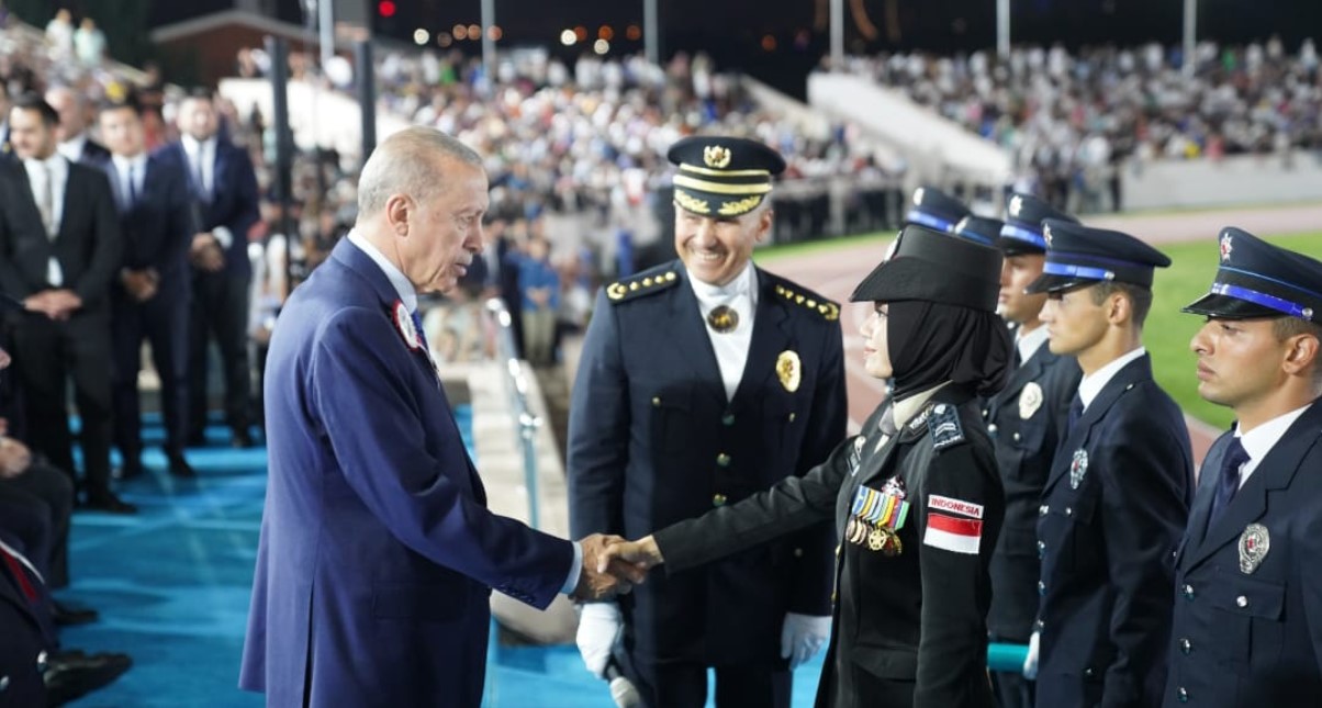 Presiden Turki Recep Tayyip Erdogan (kiri) memberikan selamat kepada Briptu Tiara Nissa Zulbida yang menjadi salah satu lulusan terbaik.