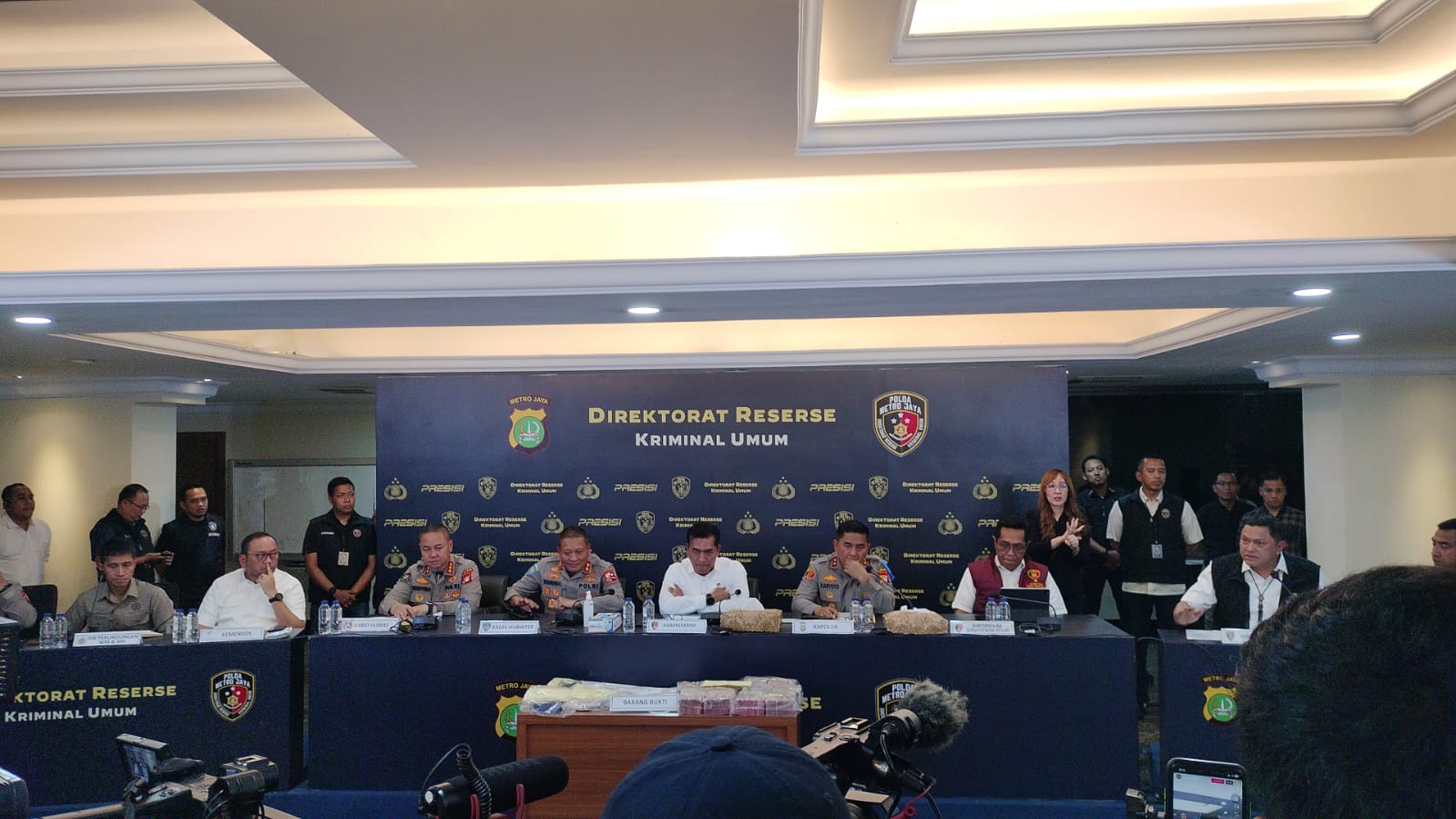 Konferensi pers di Mapolda Metro Jaya tentang kasus penjualan ginjal ke Kamboja.