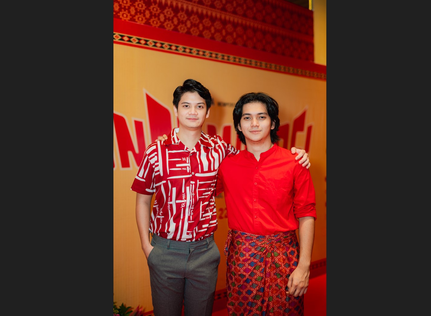 Dua bintang film Onde Mande! Shahabi Sakri (kiri) dan Ajil Ditto