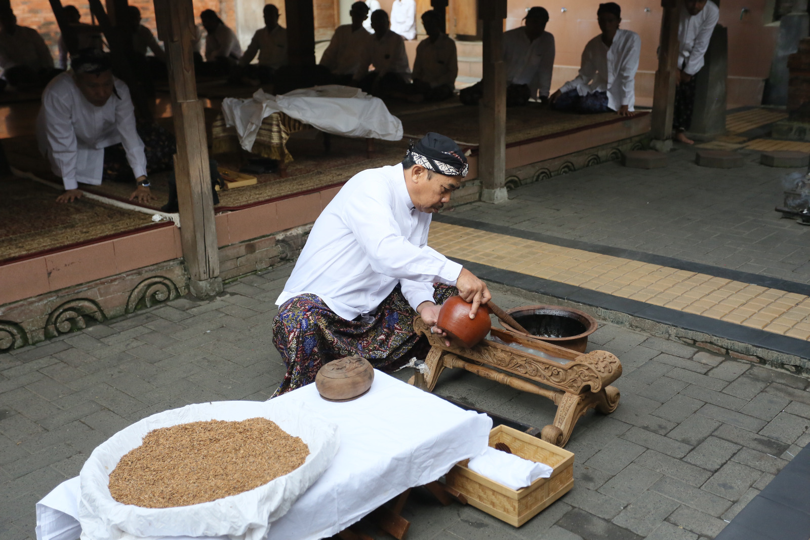 Ritual penjamasan keris dan tombak peninggalan Sunan Kudus. 