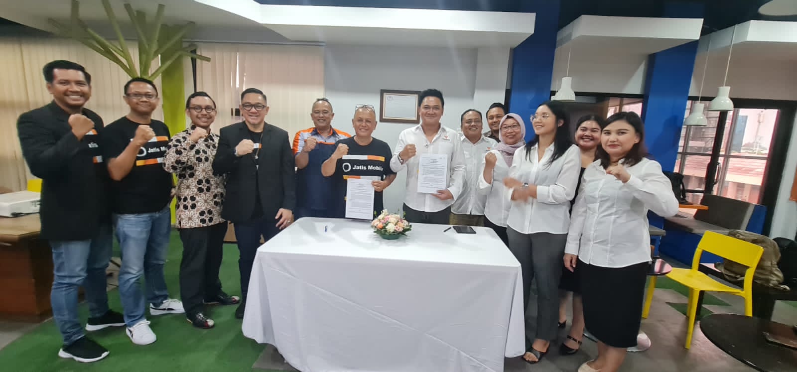 Acara penandatanganan kerja sama antara Tangkas Motor Listrik  dan Jatis Mobile Tbk di Jakarta, Senin (24/7).