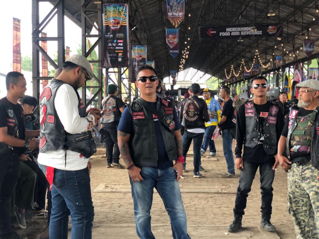Para anggota  Bikers Brotherhood 1% MC Indonesia saat menggelar salah satu  aksi sosial mereka