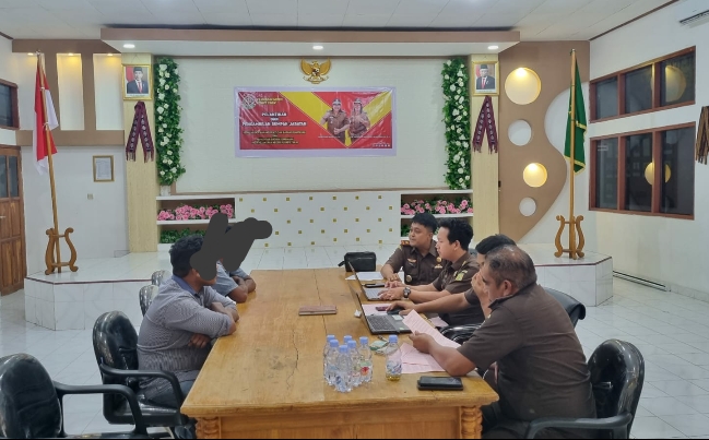 Suasana di Ruang  Pemeriksaan Kejaksaan Negeri Flotim saat penetapan jadi tersangka kasus korupsi internet desa
