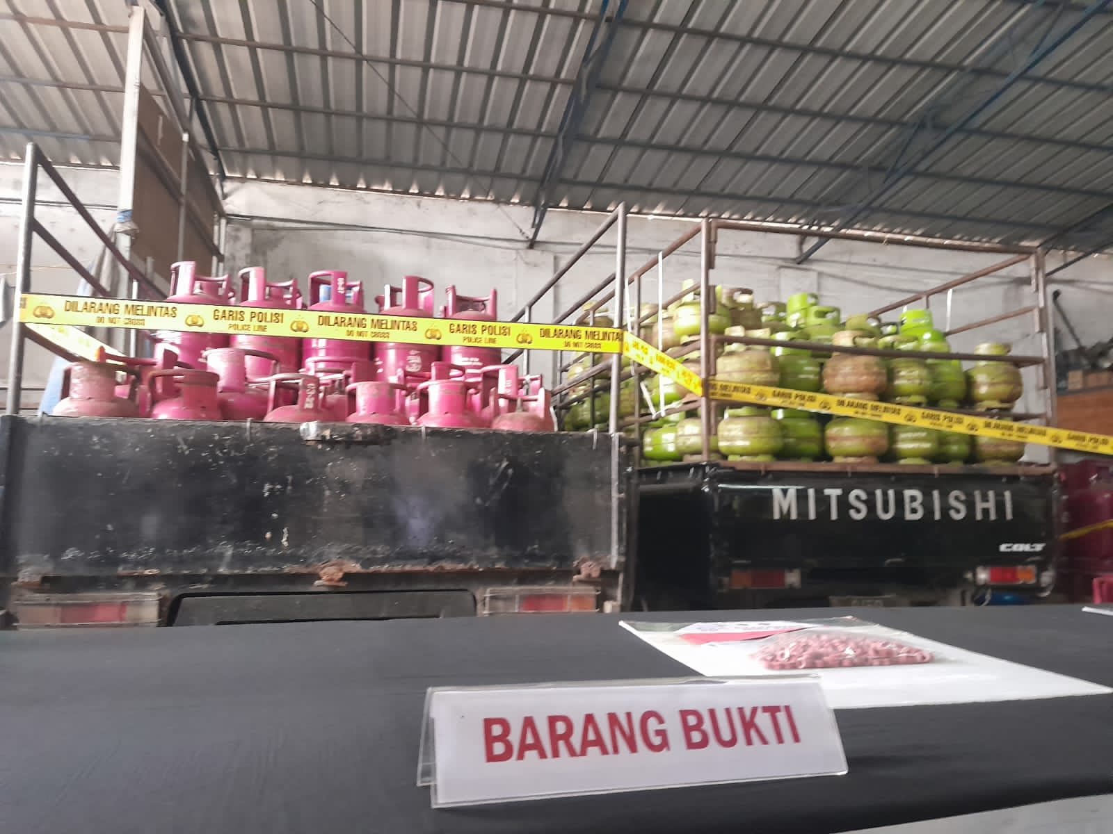 Barang bukti tabung gas elpiji yang dioplos di Karawang.