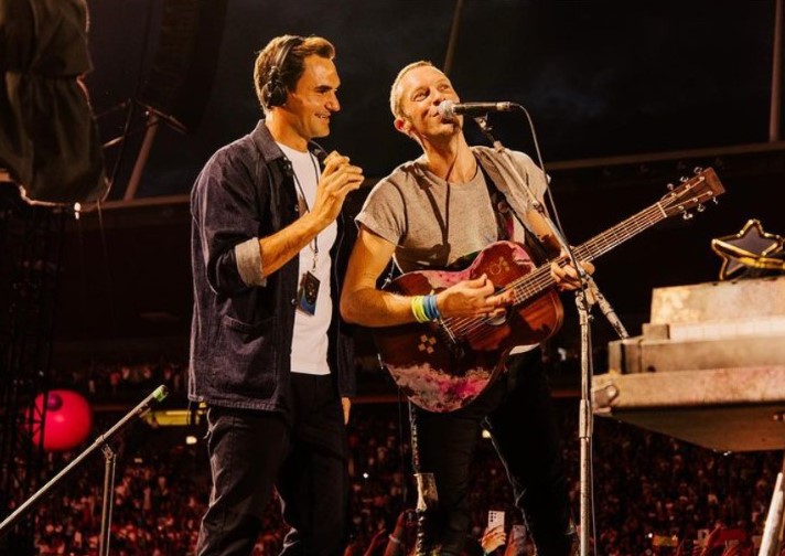 Mantan petenis Roger Federer saat tampil bersama Coldplay saat konser di Swiss.