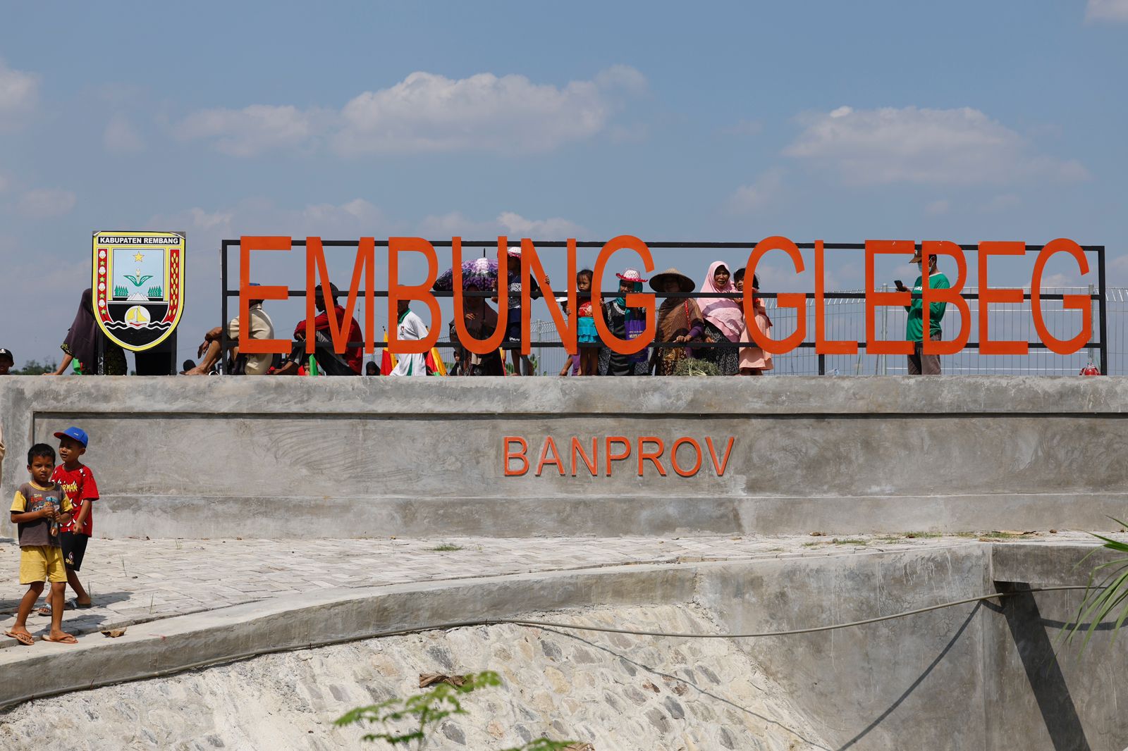 Gubernur Jawa Tengah Ganjar Pranowo meninjau pembangunan Embug Glebeg