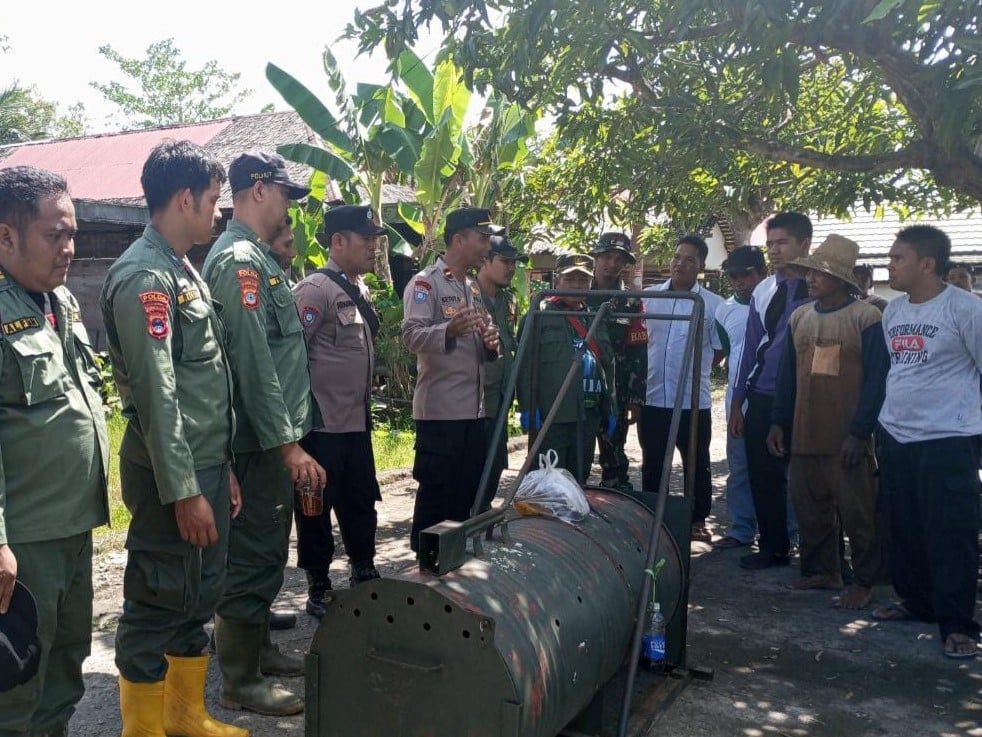 Upaya penangkapan beruang madu oleh petugas BKSDA bersama aparat keamanan dan warga desa di Kecamatan Candi Laras Utara, Kabupaten Tapin.