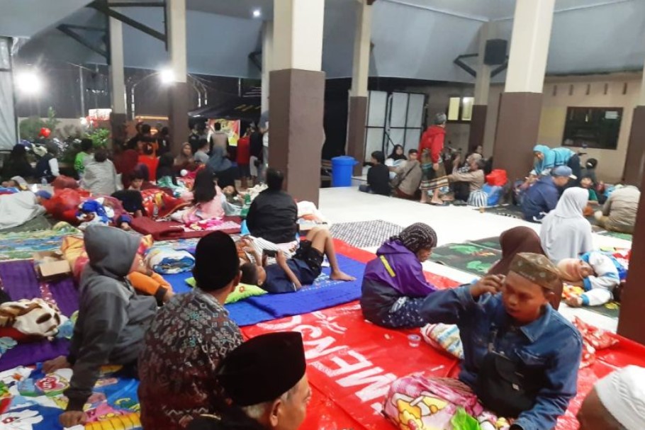 Warga terdampak banjir lahar dingin Gunung Semeru mengungsi di salah satu lokasi pengungsian di Kabupaten Lumajang, Jumat (7/7/2023) malam.