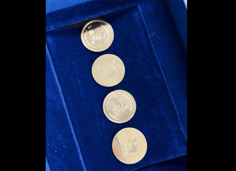 KPK yakin koin emas bergambarkan wajah Lukas Enembe terkait kasus suap, gratifikasi, dan pencucian uang.