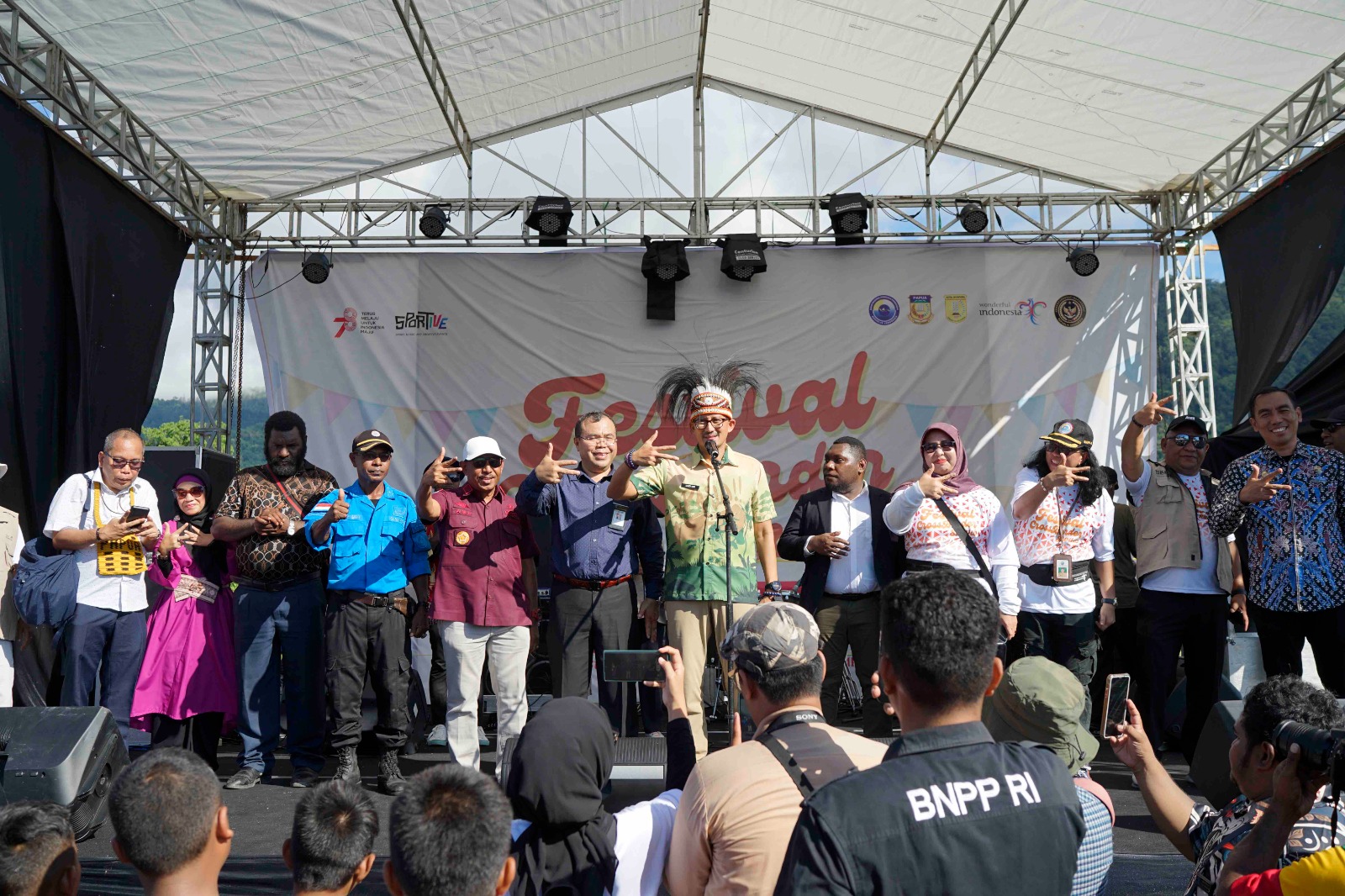 Menparekraf Sandiaga S Uno mengapresiasi Festival Crossborder Skouw 2023 di Pos Lintas Batas Negara RI-PNG di Skouw, Kota Jayapura, Papua.