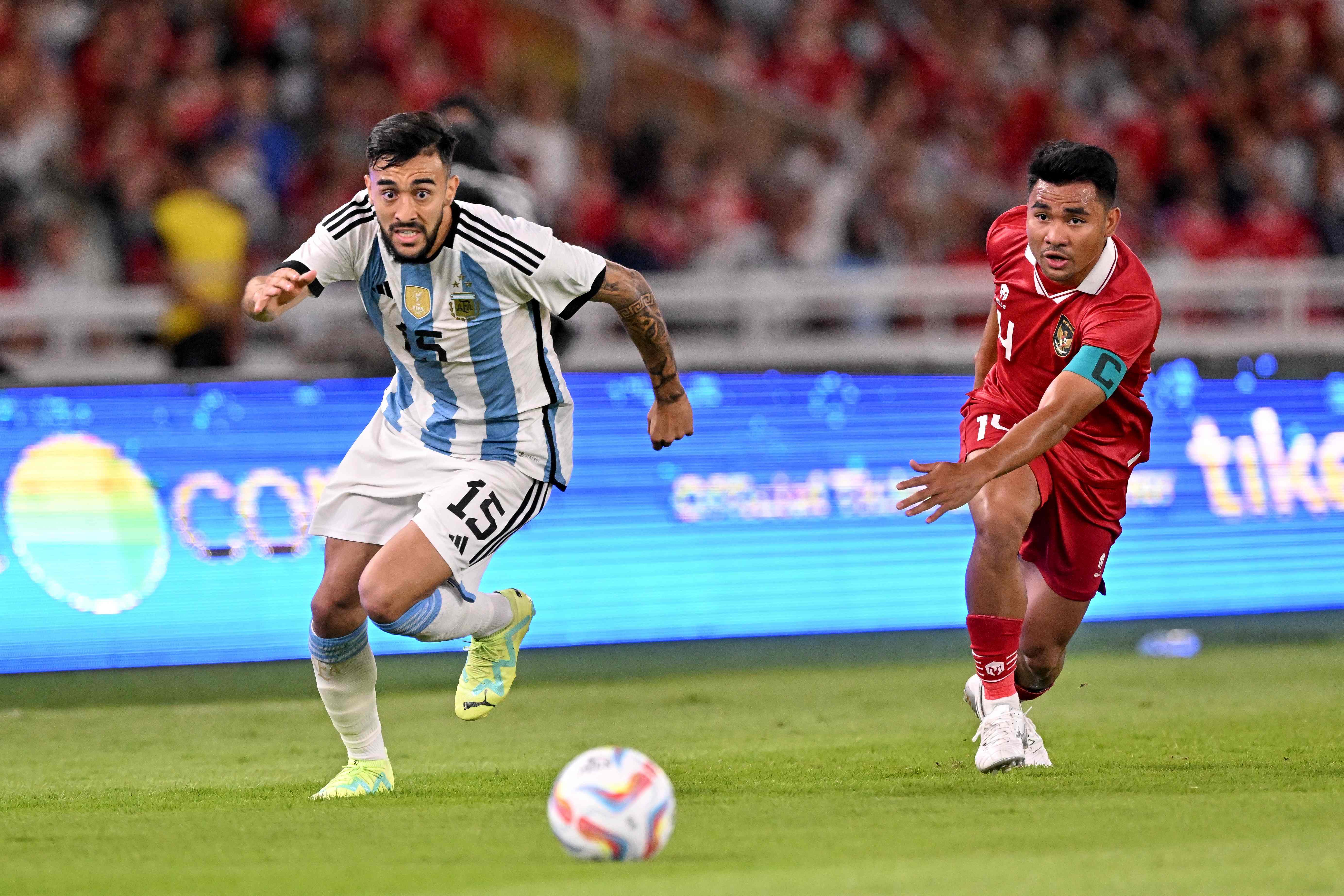 Anggota Timnas Argentina Nicolas Ivan Gonzalez (kiri) dan Asnawi Mangkualam Bahar saat laga FIFA Matchday di Jakarta, Juni 2023.