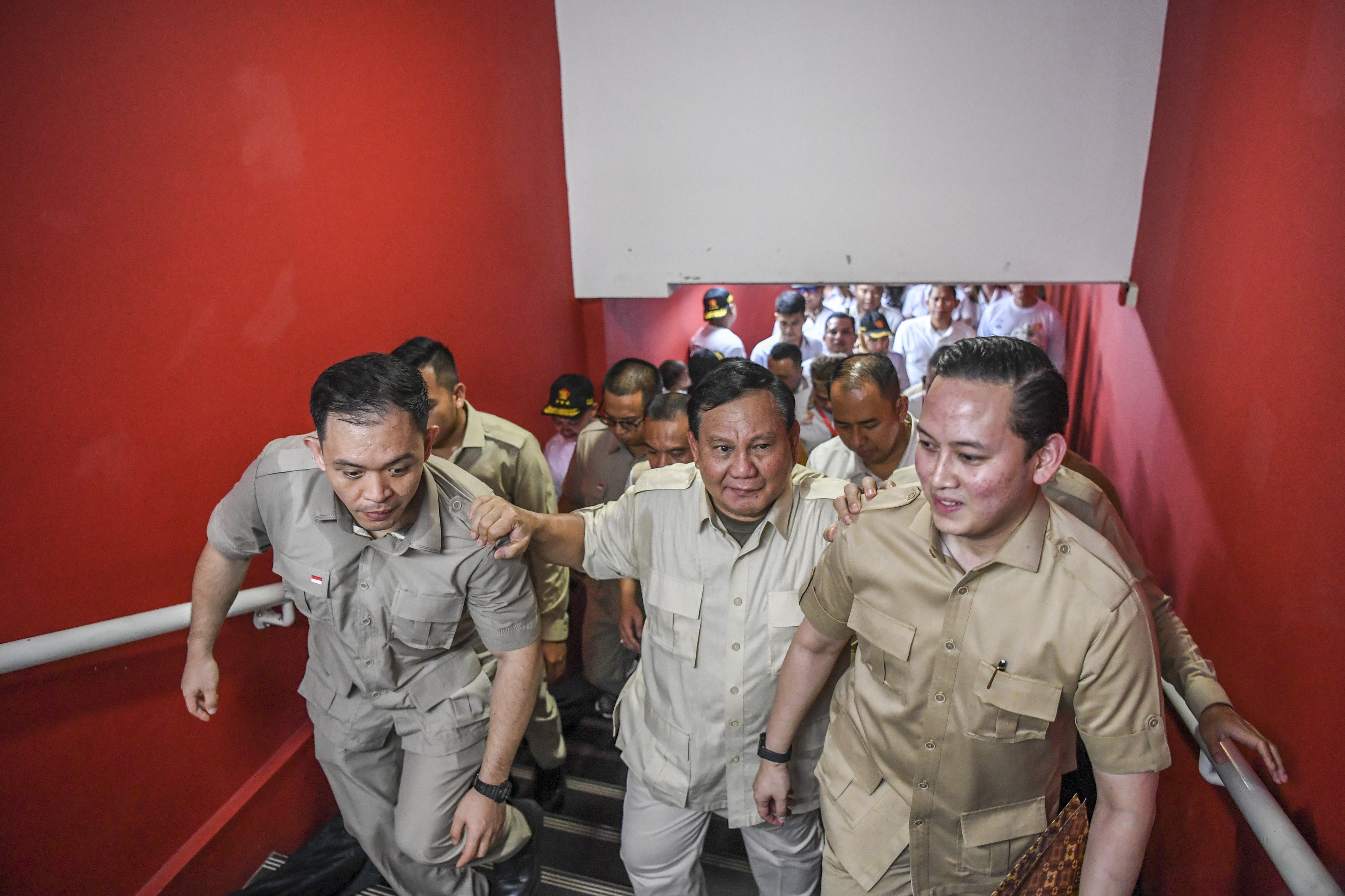 Ketua Umum Partai Gerindra Prabowo Subianto (tengah) menghadiri kegiatan Konsolidasi Akbar Kader Partai Gerindra se-Jakarta Timur