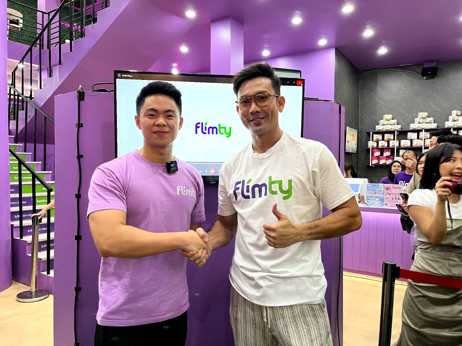 Mantan pebasket, presenter, dan kreatoir konten Denny Sumargo (kanan) dan CEO Flimty,Dennis Hadi. 