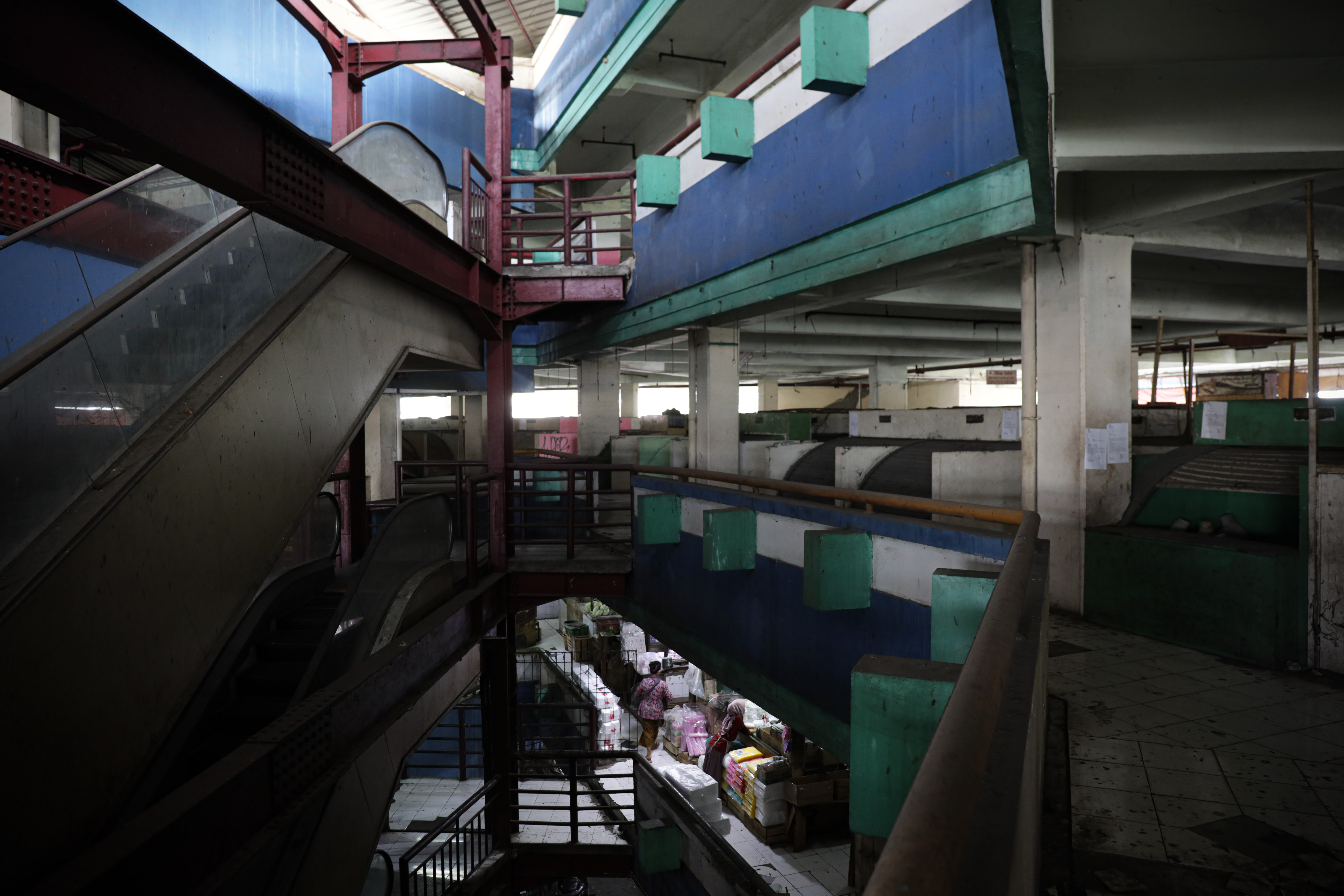 Suasana sepi kios-kios yang ditinggalkan pedagang di lantai 2 dan 3 Blok G, Pasar Tanah Abang, Jakarta, Senin (6/2/2023)