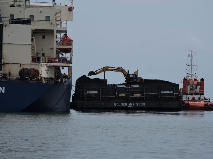 Aktivitas bongkar muat batu bara kebutuhan smelter nikel di Laut Lasolo, Konawe, Sulawesi Tenggara, Senin (27/2/2023). 