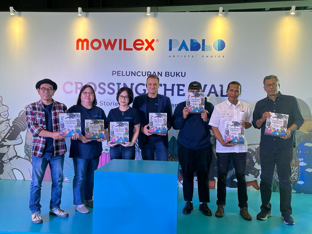Acara peluncuran buku “Crossing The Wall: The Stories of 20 Indonesian Muralists” di Jakarta, Senin (31/7).