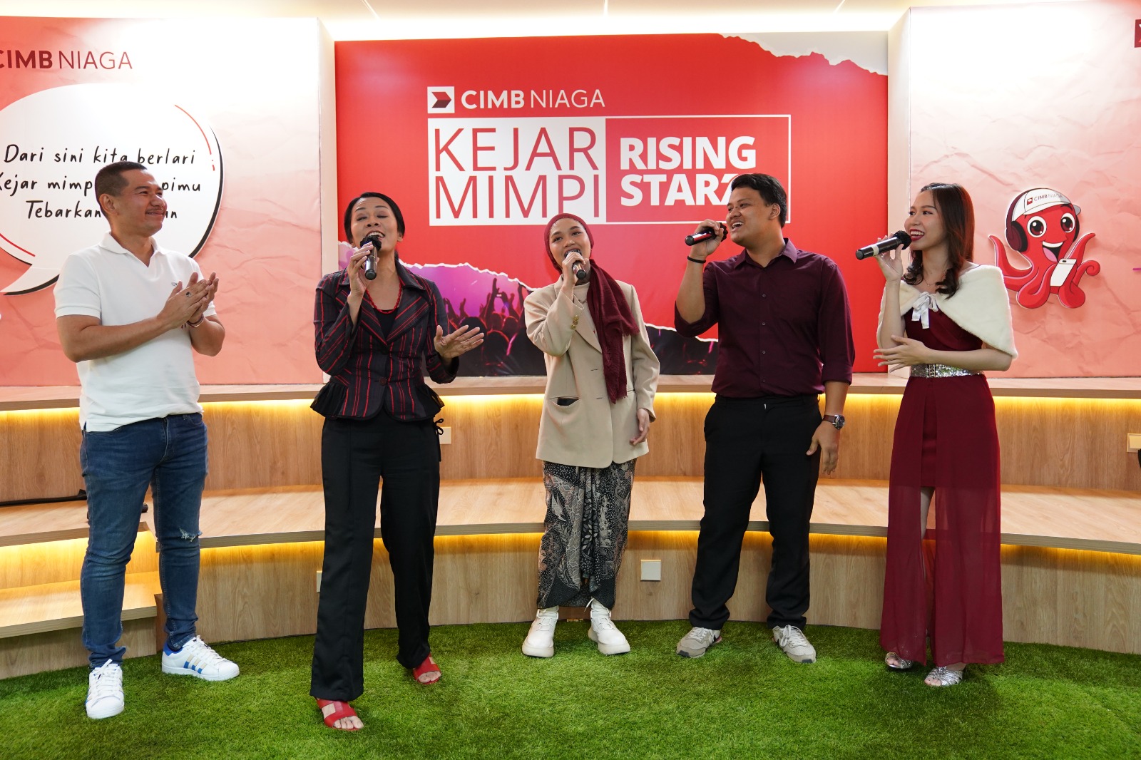 Penampilan finalis Kejar Mimpi Rising Star CIMB Niaga bersama Dewan Juri.