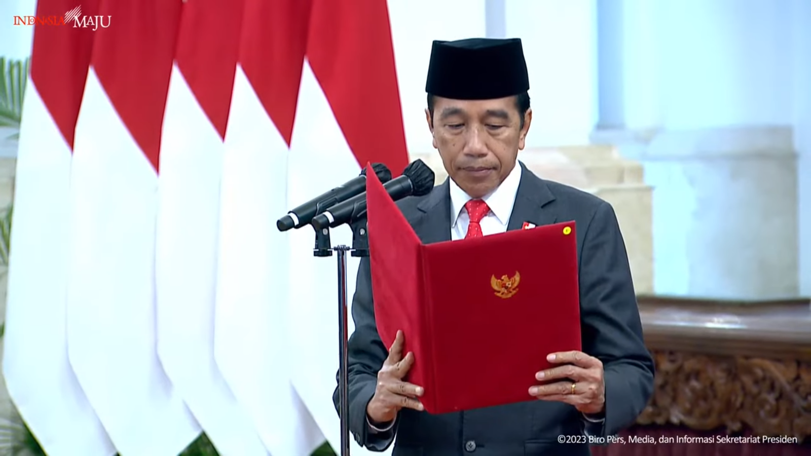 Presiden Joko Widodo saat melantik Rosan Perkasa Roeslani sebagai Wamen BUMN 