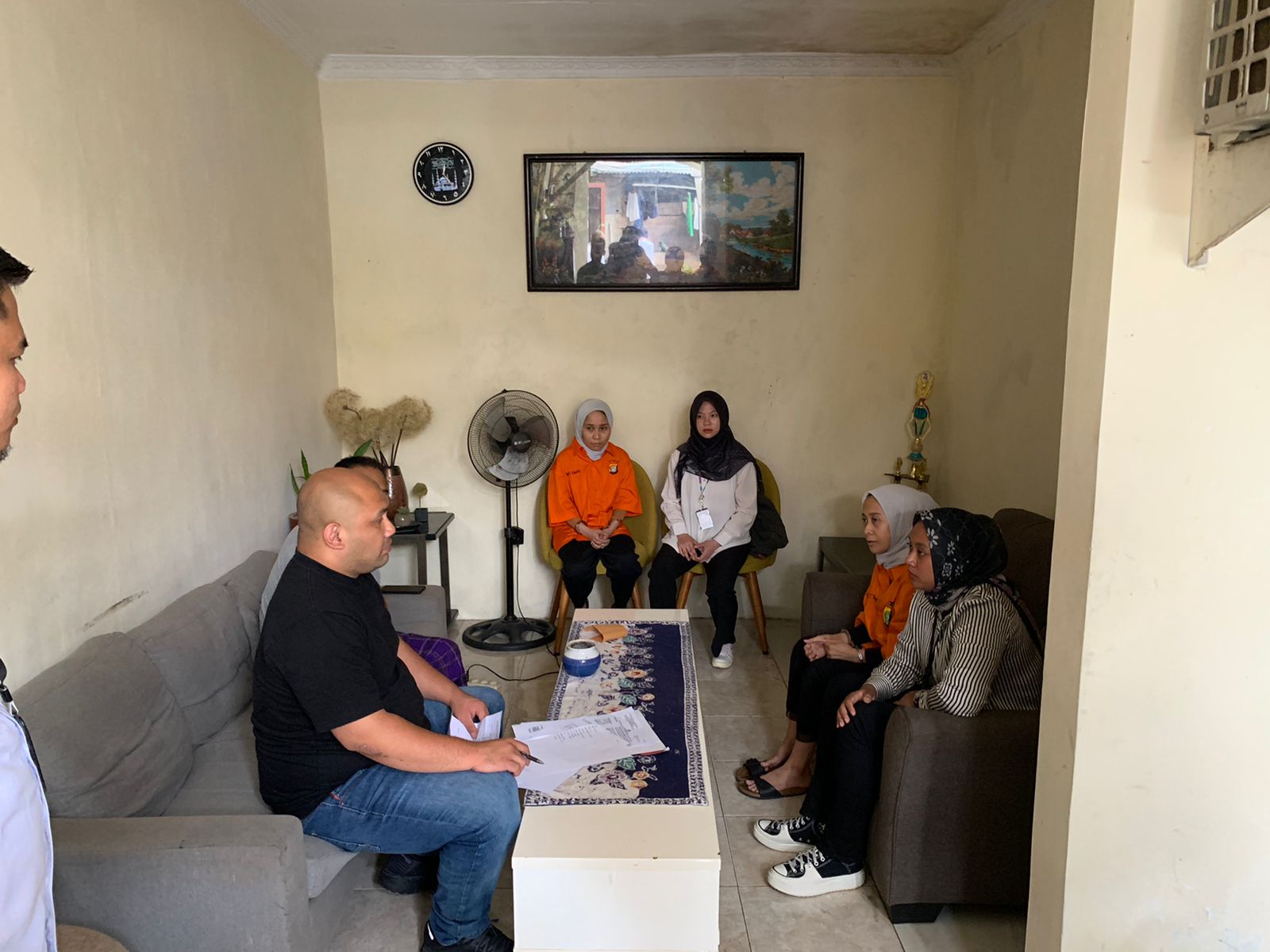 Polisi menggeledah rumah si kembar Rihana-Rihani, tersangka kasus penipuan jual beli iphone yang berada di Ciputat Timur.