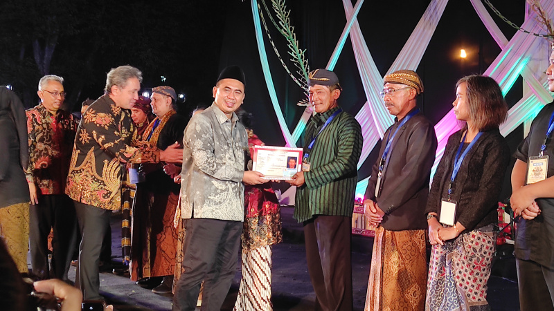 Wagub Jateng Taj Yasin menyerahkan KTP baru dengan kolom kepercayaan kepada 20 orang perwakilan penghayat kepercayaan, Senin (17/7) malam.